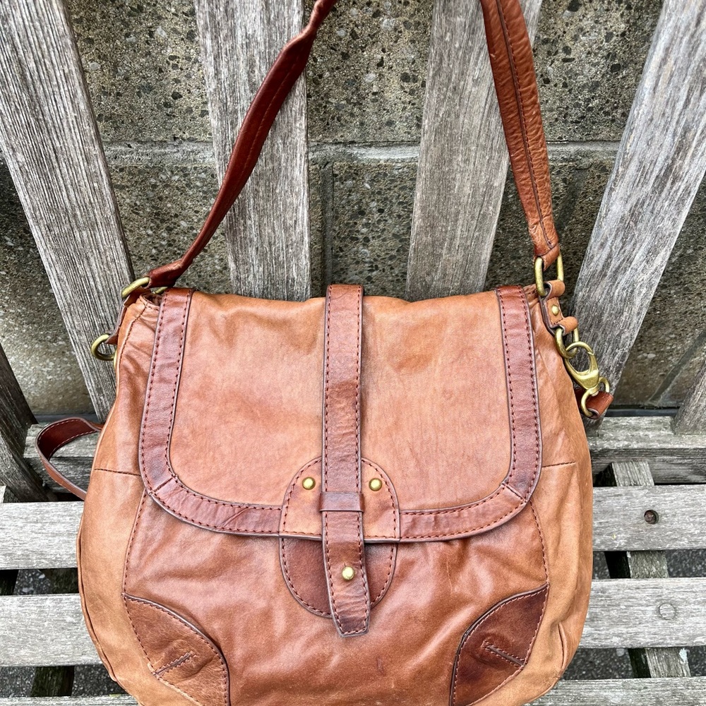 Ugg  - leather tote/shoulder bag w top handle and strap.